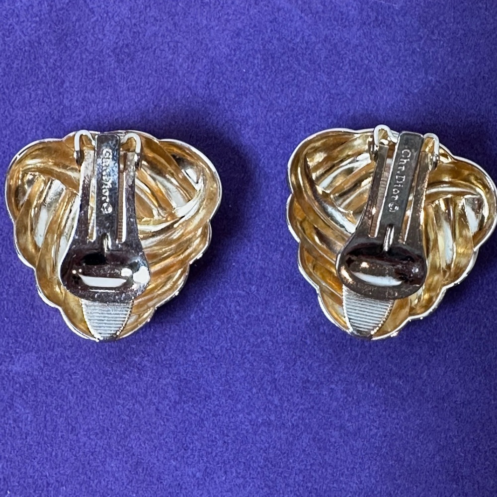 Christian Dior Triangular Knot
Earrings vintage gold clip on - Picture 3 of 7